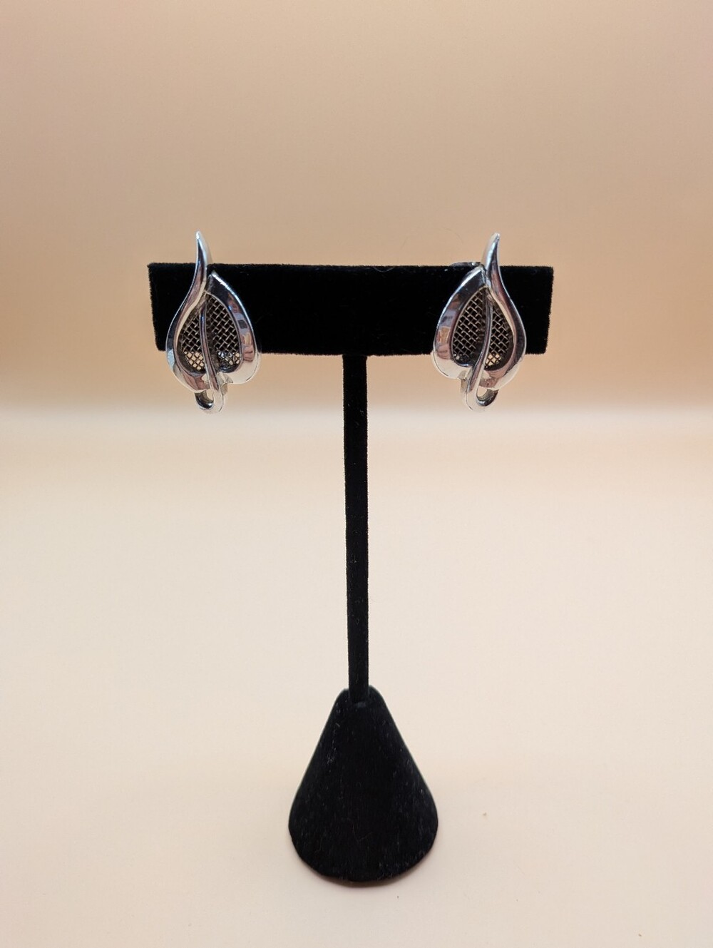 Vintage Sperry Elegant Silver Tone Leaf And Mesh Clip On Earrings